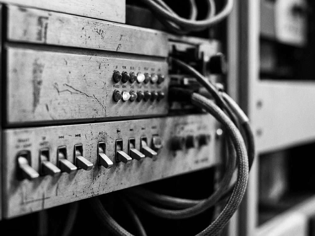 Painel de mainframe antigo, com chaves e cabos